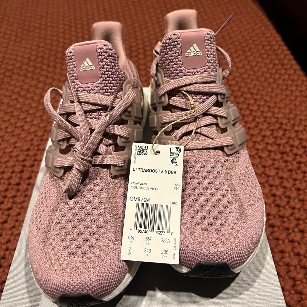 Ultraboost 5.0 DNA Adidas, Women’s size 7, Mauve color